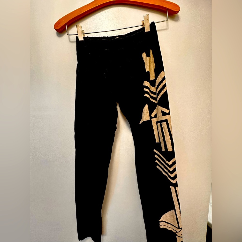Xs Threads for thought leggings with motif on one leg very good condition